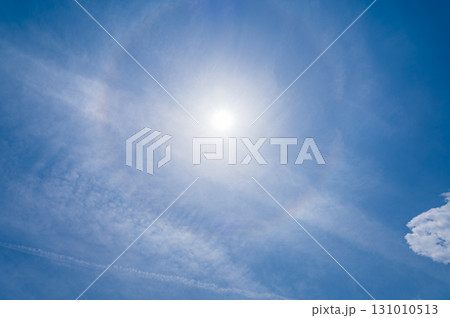 青空に流れる白い雲と太陽のハロ現象 131010513