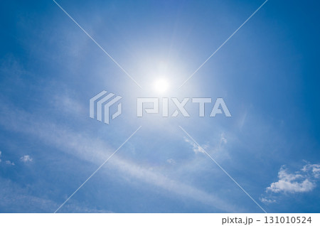 青空に流れる白い雲と太陽のハロ現象 131010524