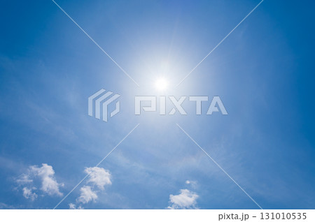 青空に流れる白い雲と太陽のハロ現象 青空に流れる白い雲と太陽のハロ現象 131010535