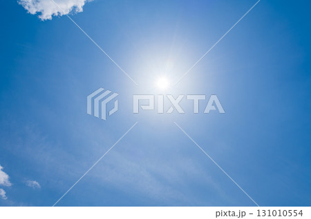 青空に流れる白い雲と太陽のハロ現象 青空に流れる白い雲と太陽のハロ現象 131010554