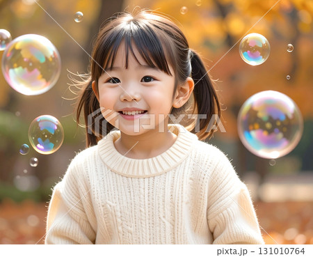 シャボン玉と小さな女の子 131010764