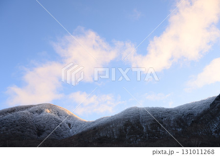 赤城大沼から見る朝焼けに染まる雪山　冬の風景 131011268
