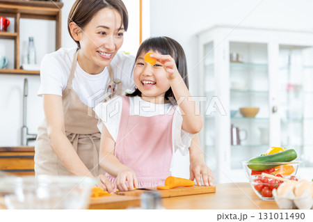 食事の手伝いをする小学生の女の子 食事の手伝いをする小学生の女の子 131011490