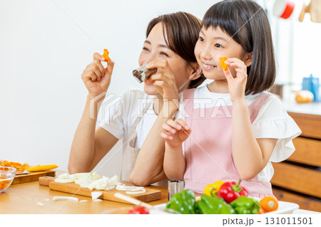 食事の手伝いをする小学生の女の子 131011501