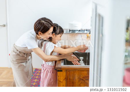 子供と手洗いをするママ 131011502