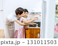 子供と手洗いをするママ 131011503