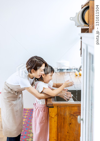 子供と手洗いをするママ 131011504