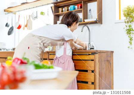子供と手洗いをするママ 131011508