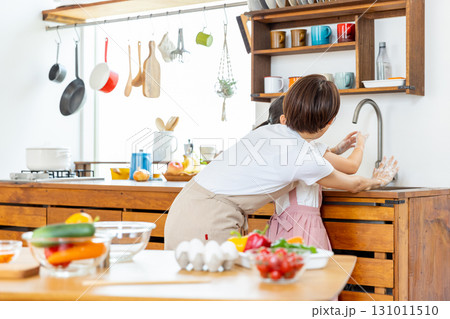子供と手洗いをするママ 子供と手洗いをするママ 131011510