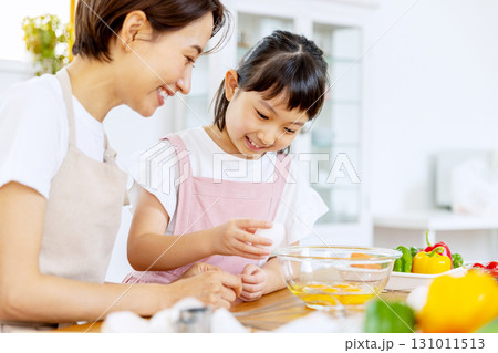 オムライスを作る親子 131011513