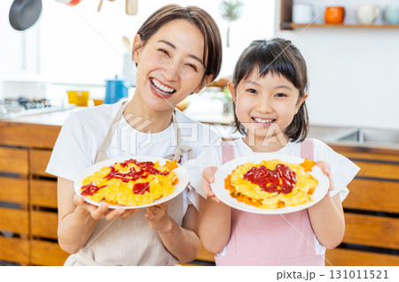 オムライスを作る親子 オムライスを作る親子 131011521