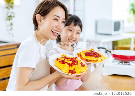 オムライスを作る親子 オムライスを作る親子 131011526