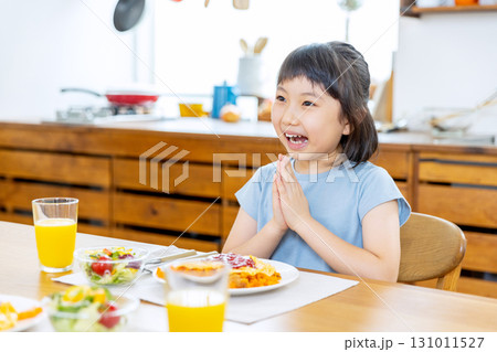ダイニングで食事をする親子 131011527