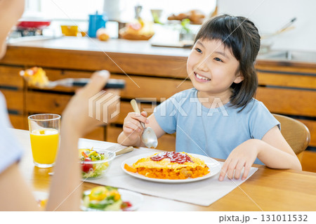 ダイニングで食事をする親子 ダイニングで食事をする親子 131011532
