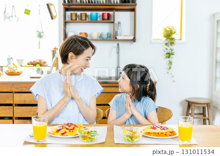 ダイニングで食事をする親子 ダイニングで食事をする親子 131011534