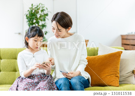 スマホを見る子供とママ 131011538