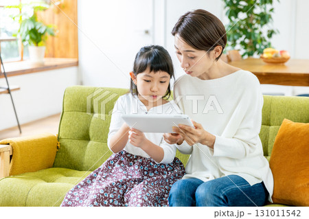 タブレットを見る親子 131011542