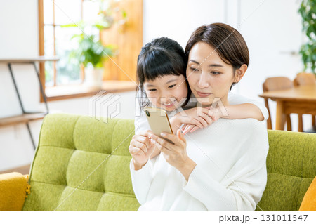 スマホで動画を見る親子 131011547