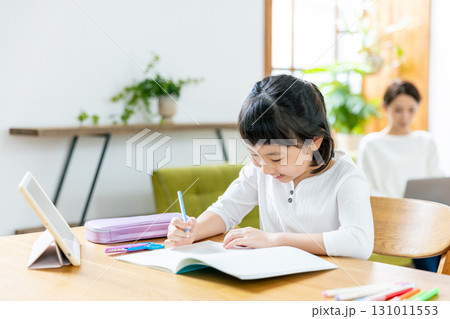 リビング 子供 ママ 勉強 リビング 子供 ママ 勉強 131011553