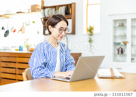 テレワークをする女性 131011567