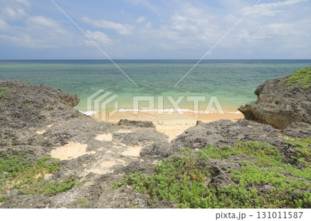 鳩間島立原浜のエメラルドグリーンの美しい海の景色 鳩間島立原浜のエメラルドグリーンの美しい海の景色 131011587