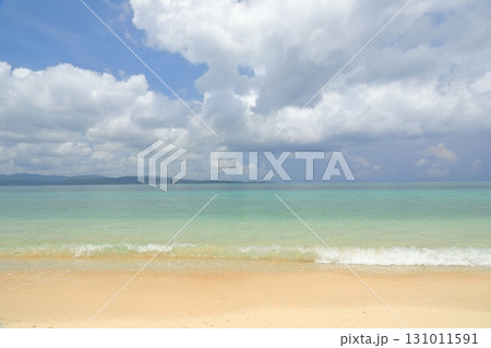 鳩間島屋良浜の砂浜に打ち寄せる透き通った美しい波の景色 131011591
