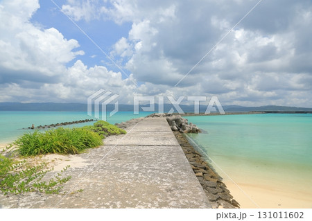 美しい青い海に突き出した鳩間島前の浜の堤防の景色 131011602