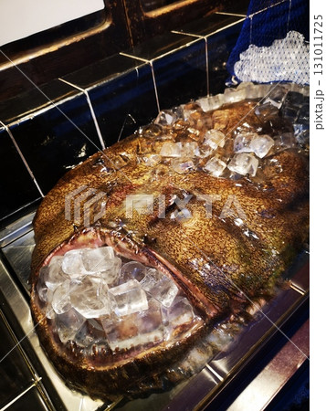 鮟鱇料理専門店の玄関脇で鎮座する鮟鱇 131011725