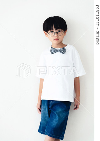 白い壁の前に立つ小学生の男の子 白い壁の前に立つ小学生の男の子 131011963