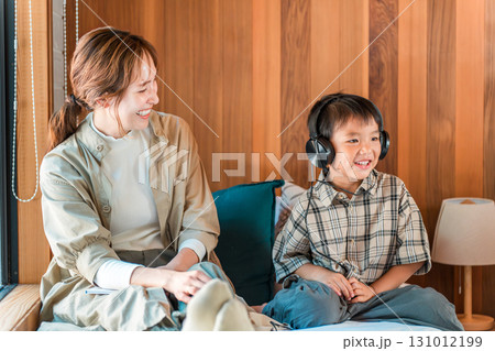 ヘッドホン・ヘッドセットをつけてゲームをする男の子と母親 131012199