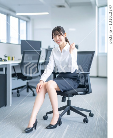 ガッツポーズをする可愛い女性 ガッツポーズをする可愛い女性 131012247