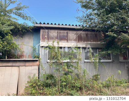 トタン張りの外壁と屋根を持つ古い住宅 131012704