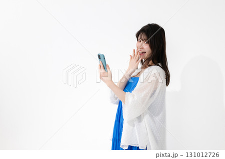 スマホを使う女性 131012726