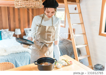 コテージ・バンガローで食事の準備,料理をする母親・ママ・主婦(スープカレー) コテージ・バンガローで食事の準備,料理をする母親・ママ・主婦(スープカレー) 131012785