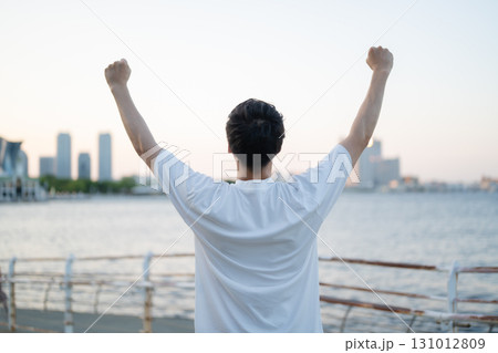 ガッツポーズをする男性 ガッツポーズをする男性 131012809