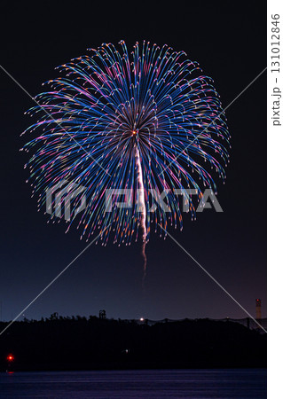 夜空に咲く円形の大輪花火 131012846