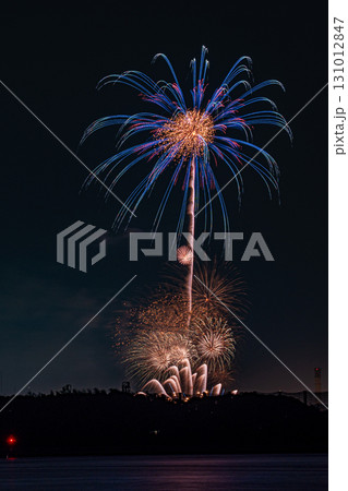 夜空を貫く大輪の打ち上げ花火 夜空を貫く大輪の打ち上げ花火 131012847