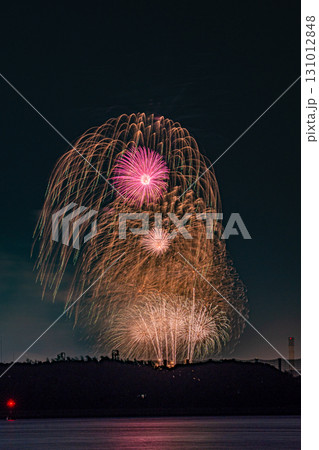 夜空を彩る豪華なフィナーレ花火 夜空を彩る豪華なフィナーレ花火 131012848