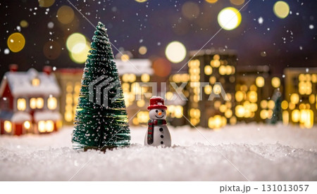 クリスマスのイメージカット（雪ダルマ） 131013057