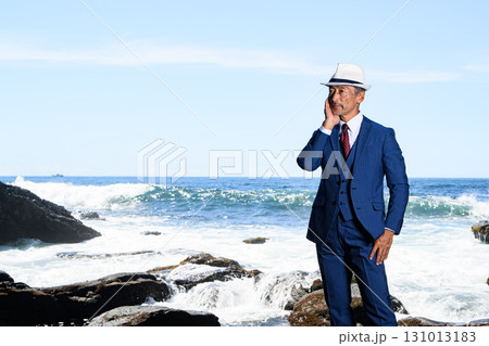 海でスーツを着たダンディーな中高年男性のポートレート	 131013183