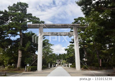 荘内神社の大鳥居と参道 日本の伝統と歴史を感じる風景 荘内神社の大鳥居と参道 日本の伝統と歴史を感じる風景 131013230