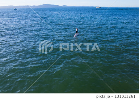海でマリンスポーツを楽しむシニア男性 海でマリンスポーツを楽しむシニア男性 131013261
