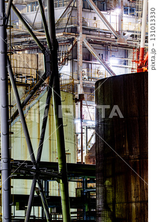 構造美と経年感が交差する工場夜景 131013330