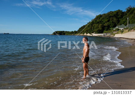 海辺で鍛え上げた肉体を持つシニア男性のポートレート 海辺で鍛え上げた肉体を持つシニア男性のポートレート 131013337