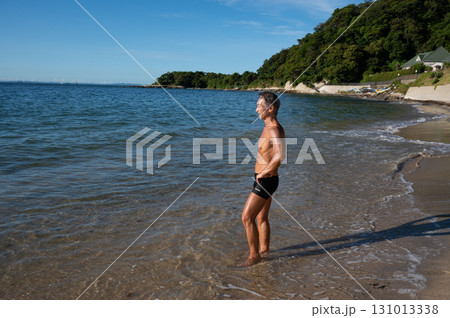 海辺で鍛え上げた肉体を持つシニア男性のポートレート　 131013338