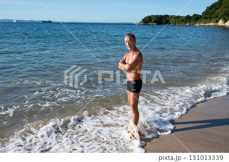 海辺で鍛え上げた肉体を持つシニア男性のポートレート 海辺で鍛え上げた肉体を持つシニア男性のポートレート 131013339