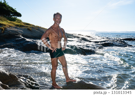 海辺で鍛え上げた肉体を持つシニア男性のポートレート 海辺で鍛え上げた肉体を持つシニア男性のポートレート 131013345
