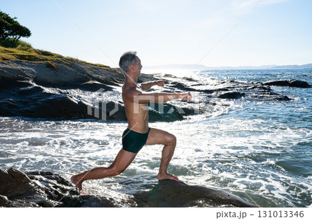 海辺で鍛え上げた肉体を持つシニア男性のポートレート　 131013346