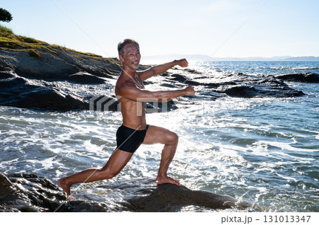 海辺で鍛え上げた肉体を持つシニア男性のポートレート　 131013347