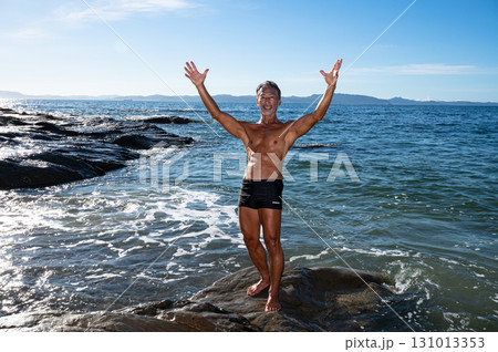 海辺で鍛え上げた肉体を持つシニア男性のポートレート 海辺で鍛え上げた肉体を持つシニア男性のポートレート 131013353